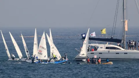 米切尔突破得手，对手失衡侧翼绝杀三分中