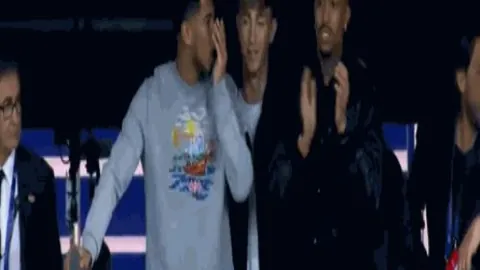 马奎尔头球建功，庆祝滑跪获网友好评